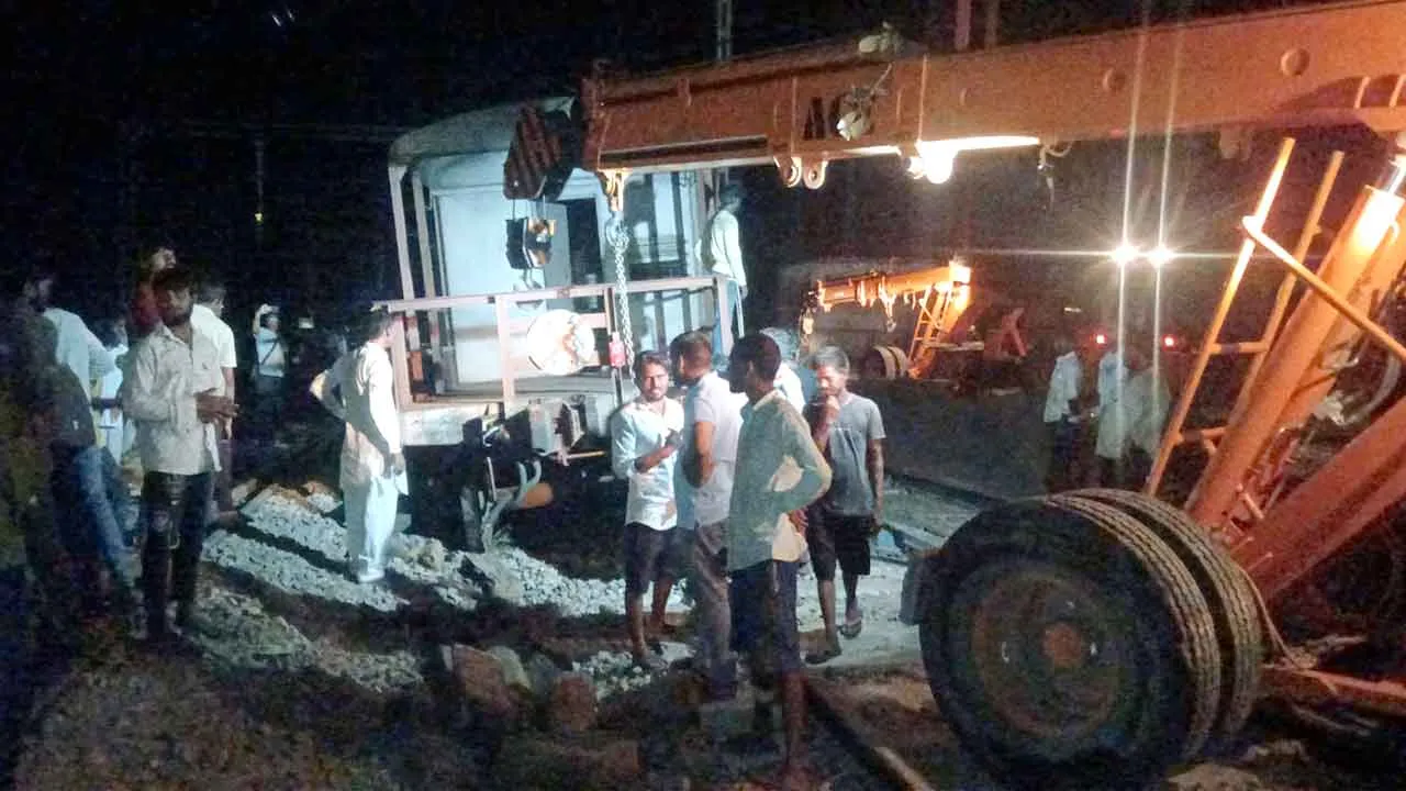 Railway News: जाखल जंक्शन पर पटरी से उतरा मालगाड़ी के गार्ड का डिब्बा, दो घंटे बाधित रहा ट्रैक