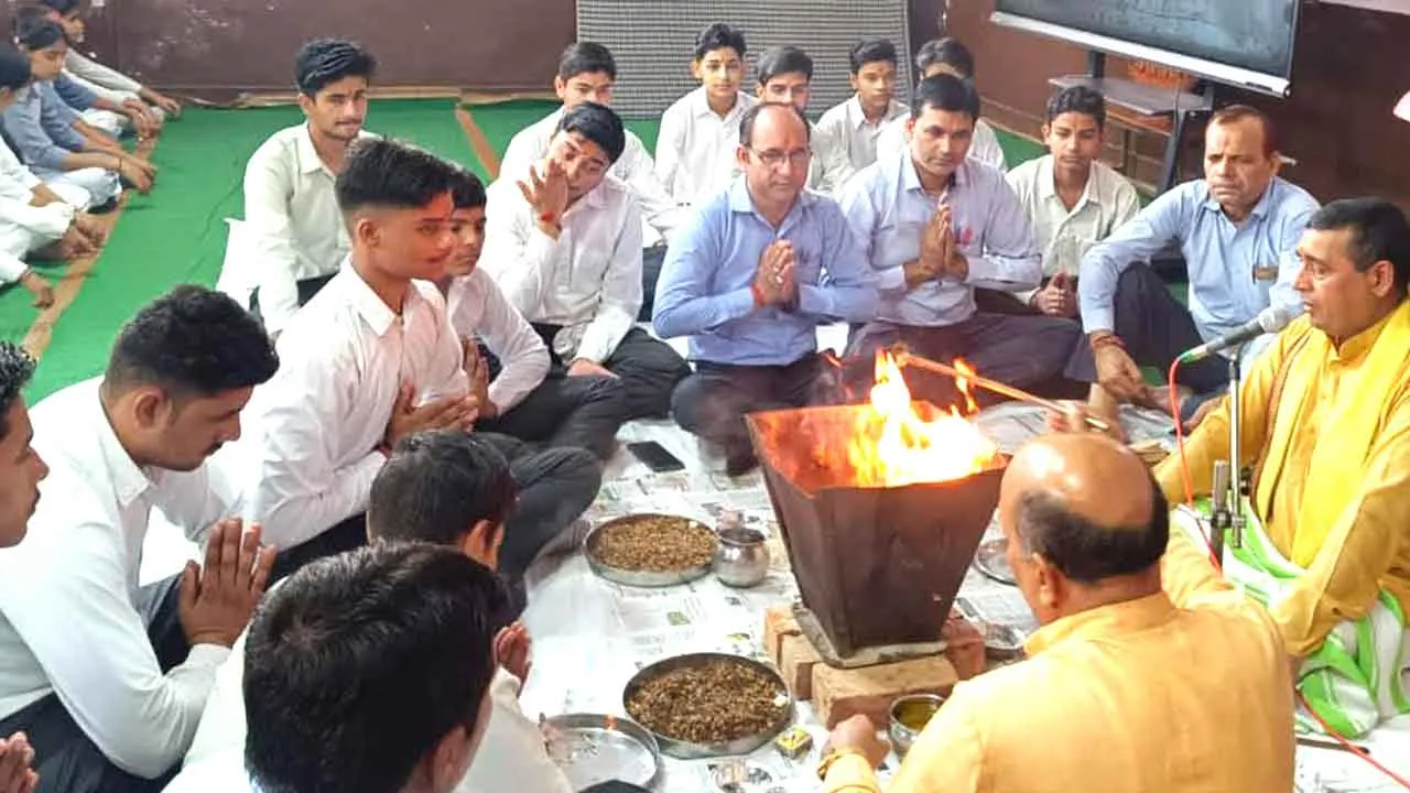 विद्यालय पहुंचे छात्र-छात्राओं का पुष्प वर्षा से हुआ स्वागत