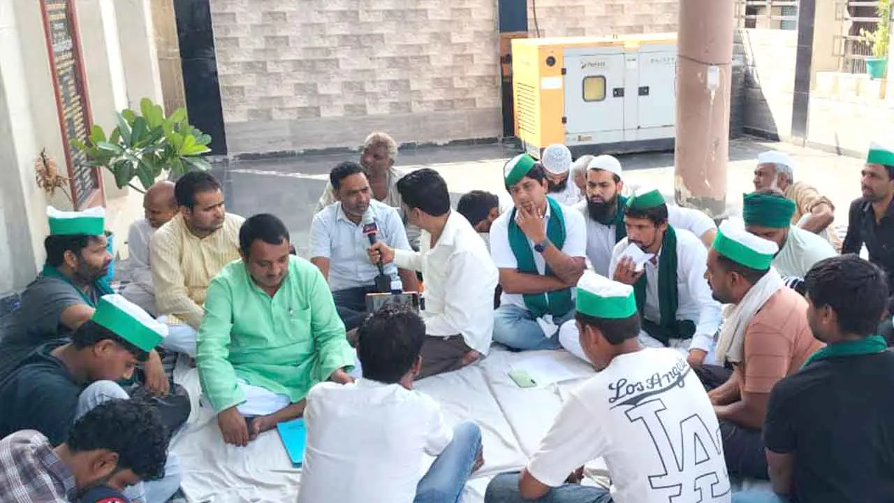 नपा चेयरमैन के खिलाफ 10 वें दिन भी धरने पर डटे सभासद