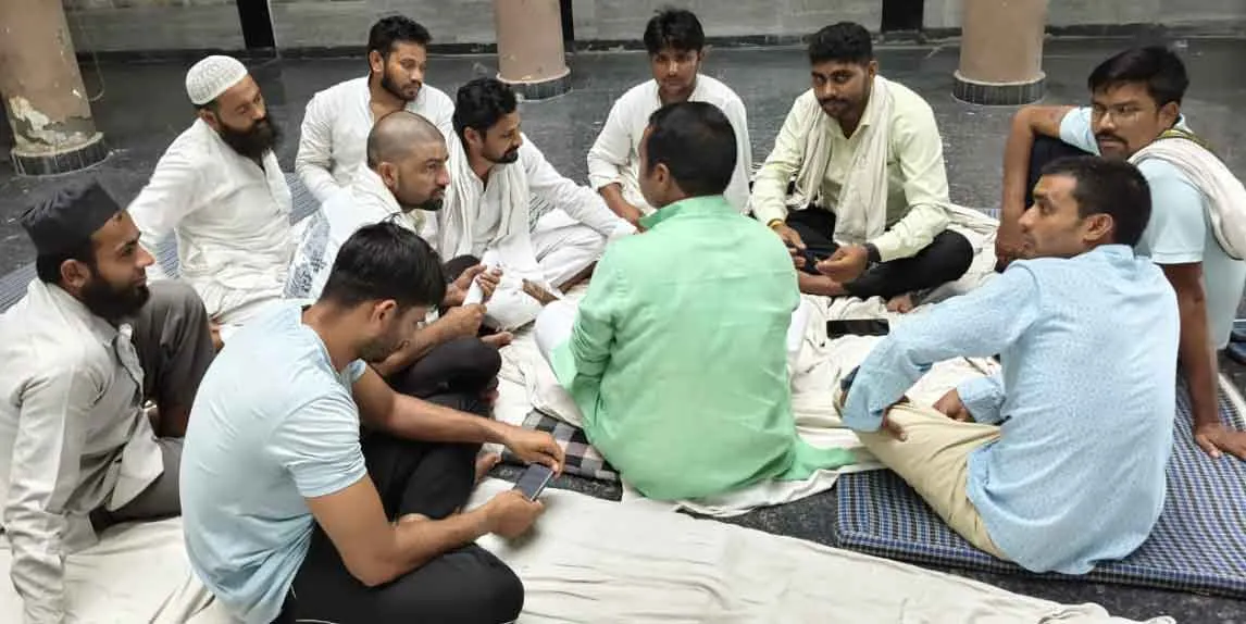 सभासदों के धरने को कांग्रेस व किसान यूनियन का समर्थन