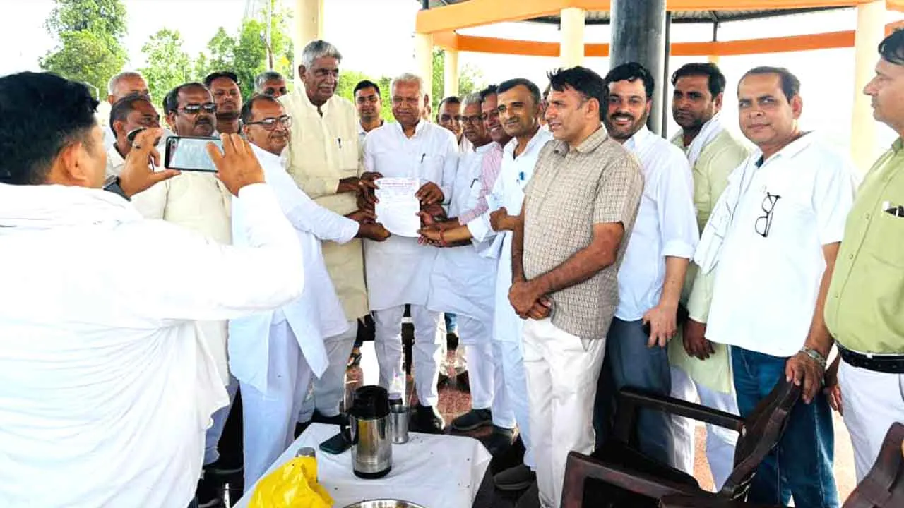 विद्यालयों के एकीकरण के विरोध में भाजपा एमएलसी को सौंपा ज्ञापन