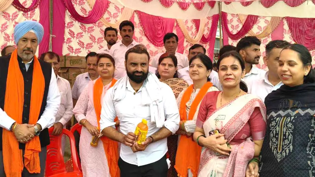 न्यायिक अधिकारियों व अधिवक्ताओं ने कांवड़ियों पर की पुष्पवर्षा