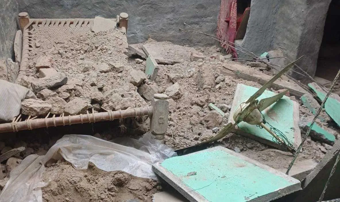 ऊँचागांव में मजदूर के मकान की छत गिरी, पत्नी व बेटी घायल