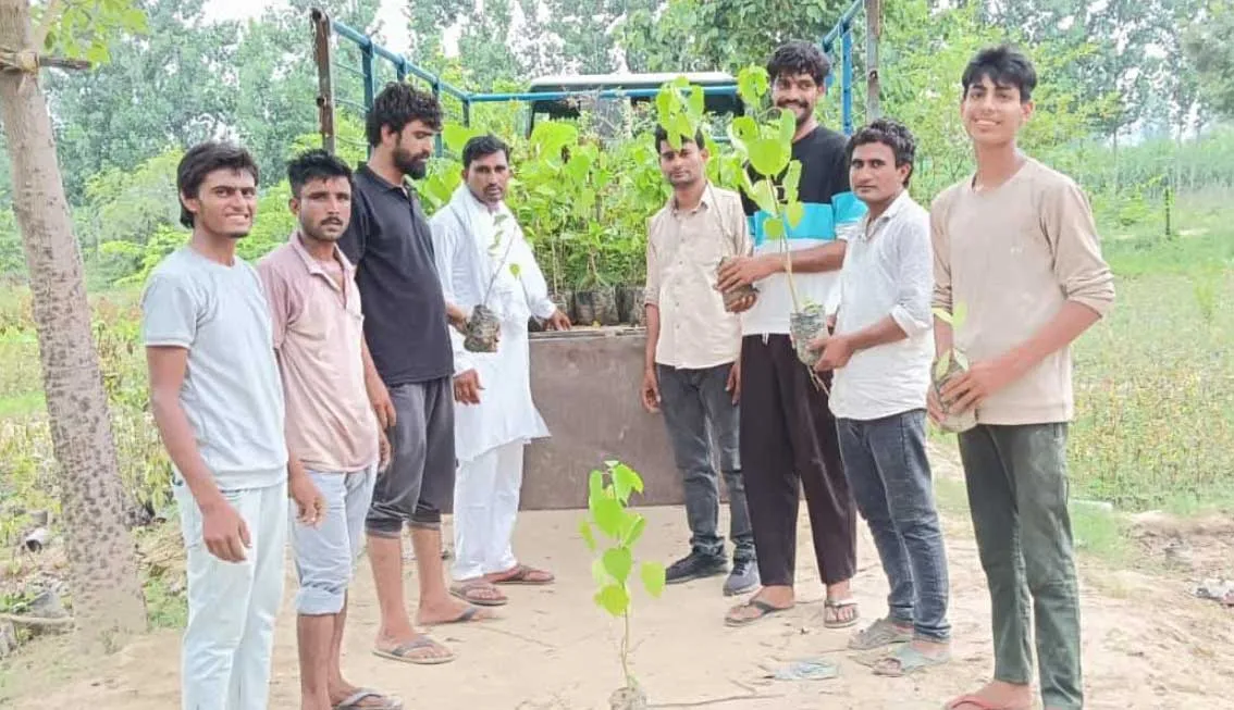 श्रम विभाग की ओर से दभेड़ी खुर्द में कराया गया वृक्षारोपण