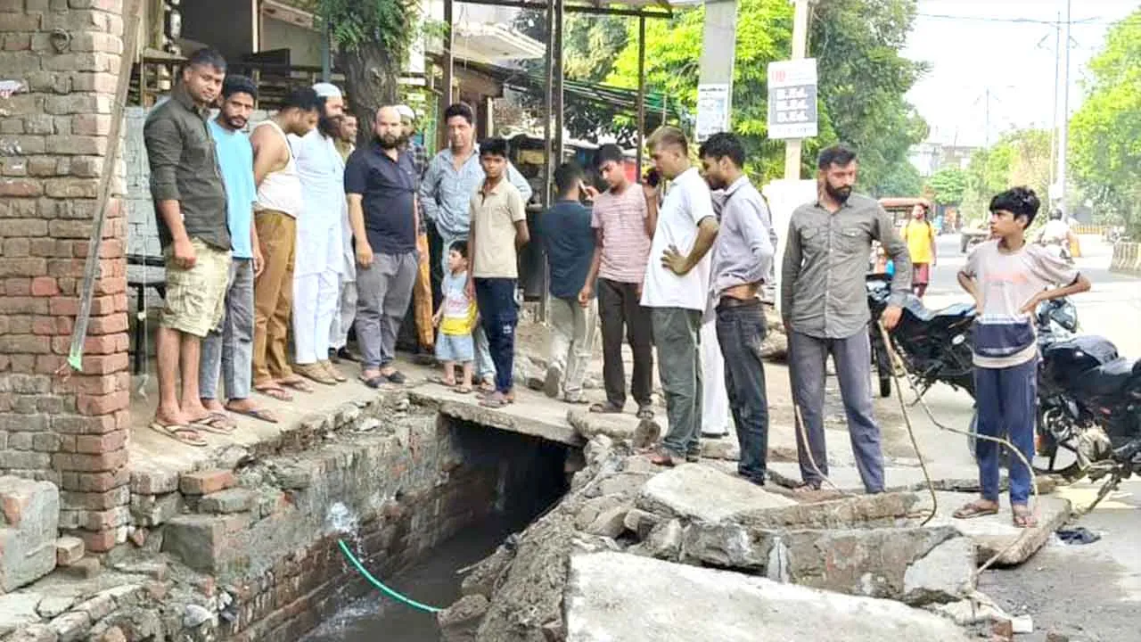 नाले की सफाई कराने पहुंचे ठेकेदार पर तोड़फोड़ का आरोप, हंगामा