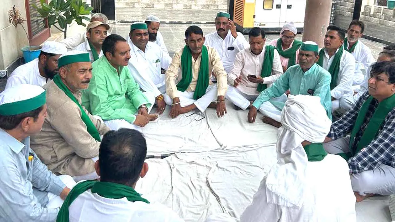भाकियू (टिकैत) ने सभासदों के धरने को दिया समर्थन, तीन दिन का अल्टीमेटम