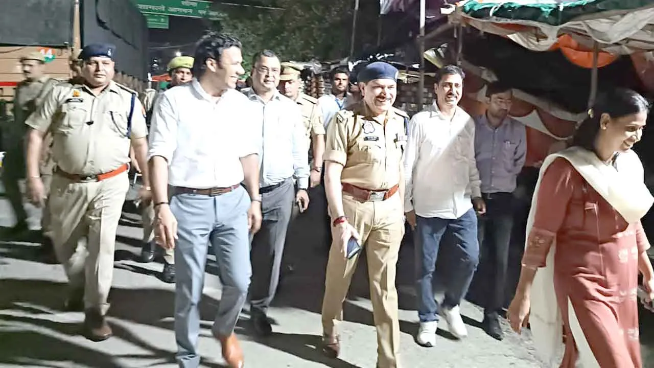डीएम-एसपी ने कांवड़ पथ पर किया पैदल भ्रमण, परखी व्यवस्थाएं