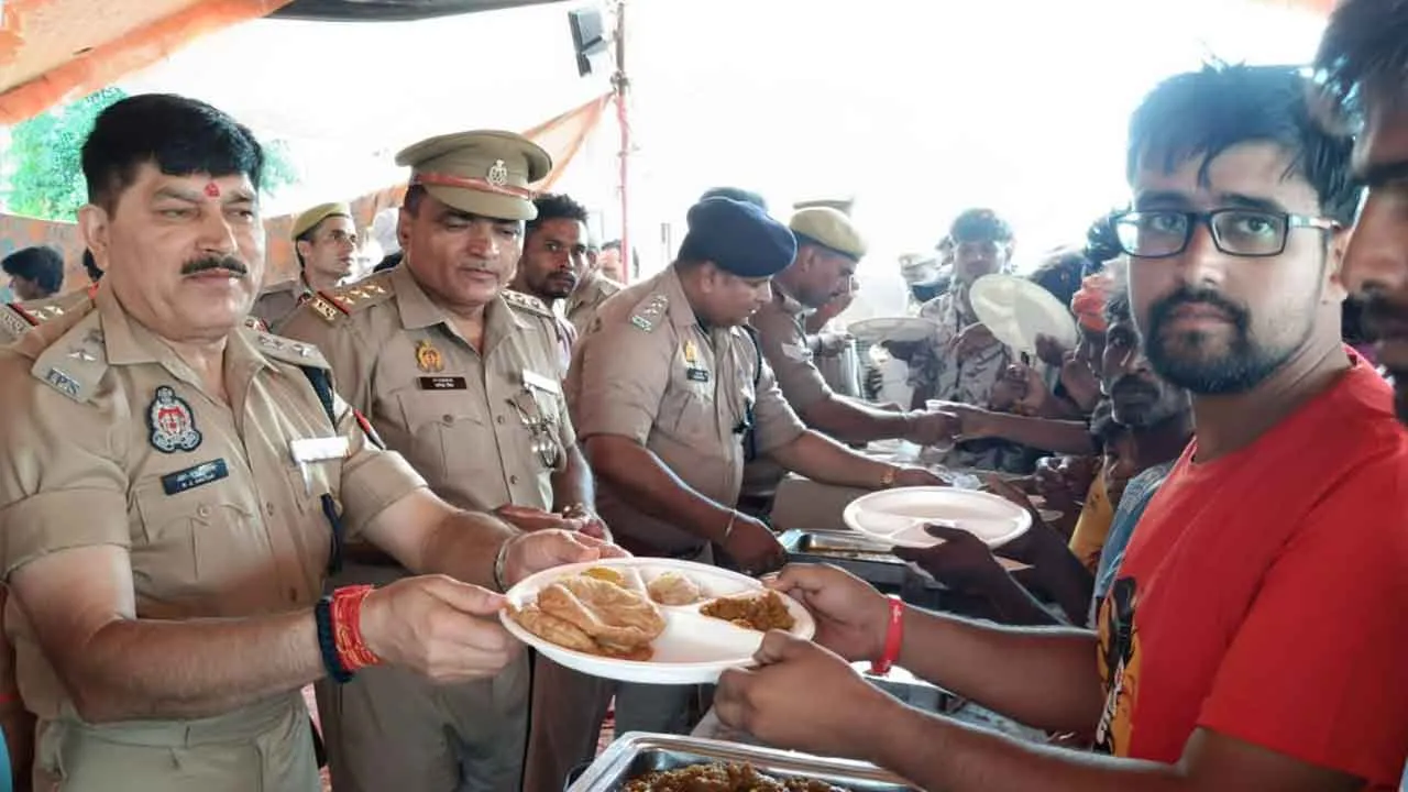 कैराना पुलिस ने शिवभक्तों के लिए आयोजित किया भंडारा