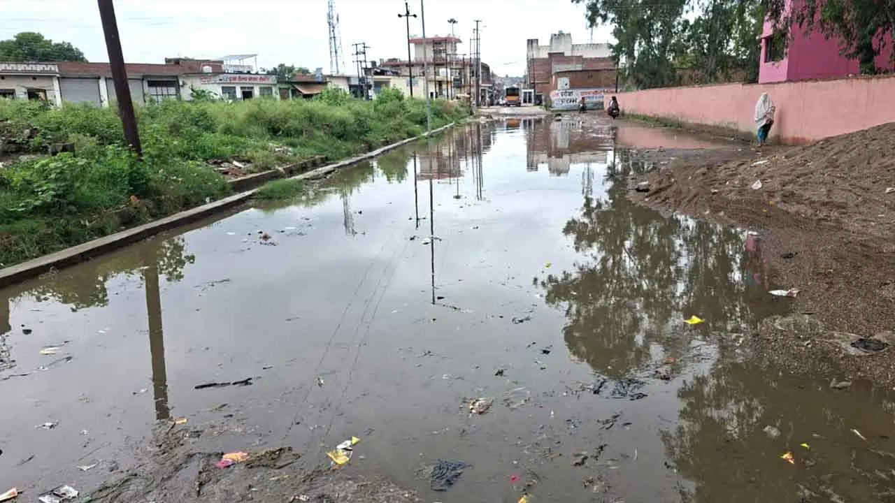 बारिश से सीएचसी के सामने सड़क पर हुआ जलभराव