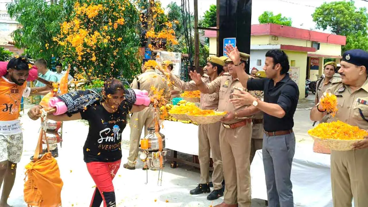 कैराना में डीएम-एसपी ने शिवभक्तों पर की पुष्पवर्षा