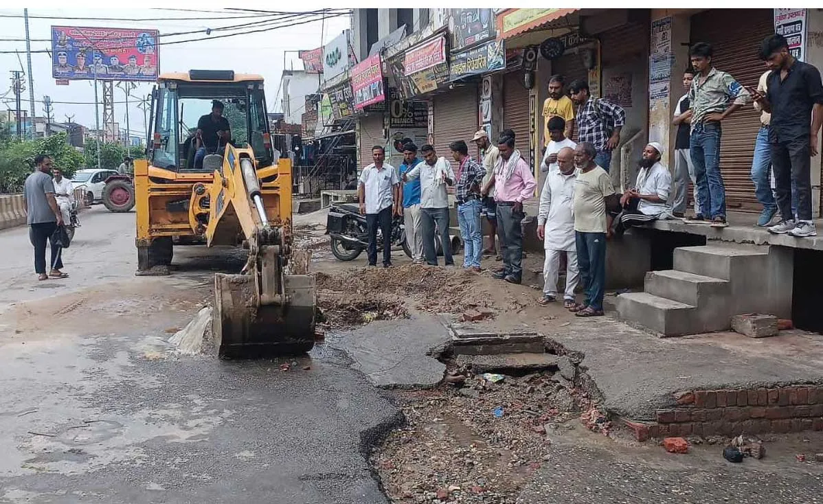 पाइपलाइन लीकेज होने से पेयजलापूर्ति बाधित, लोग हलकान