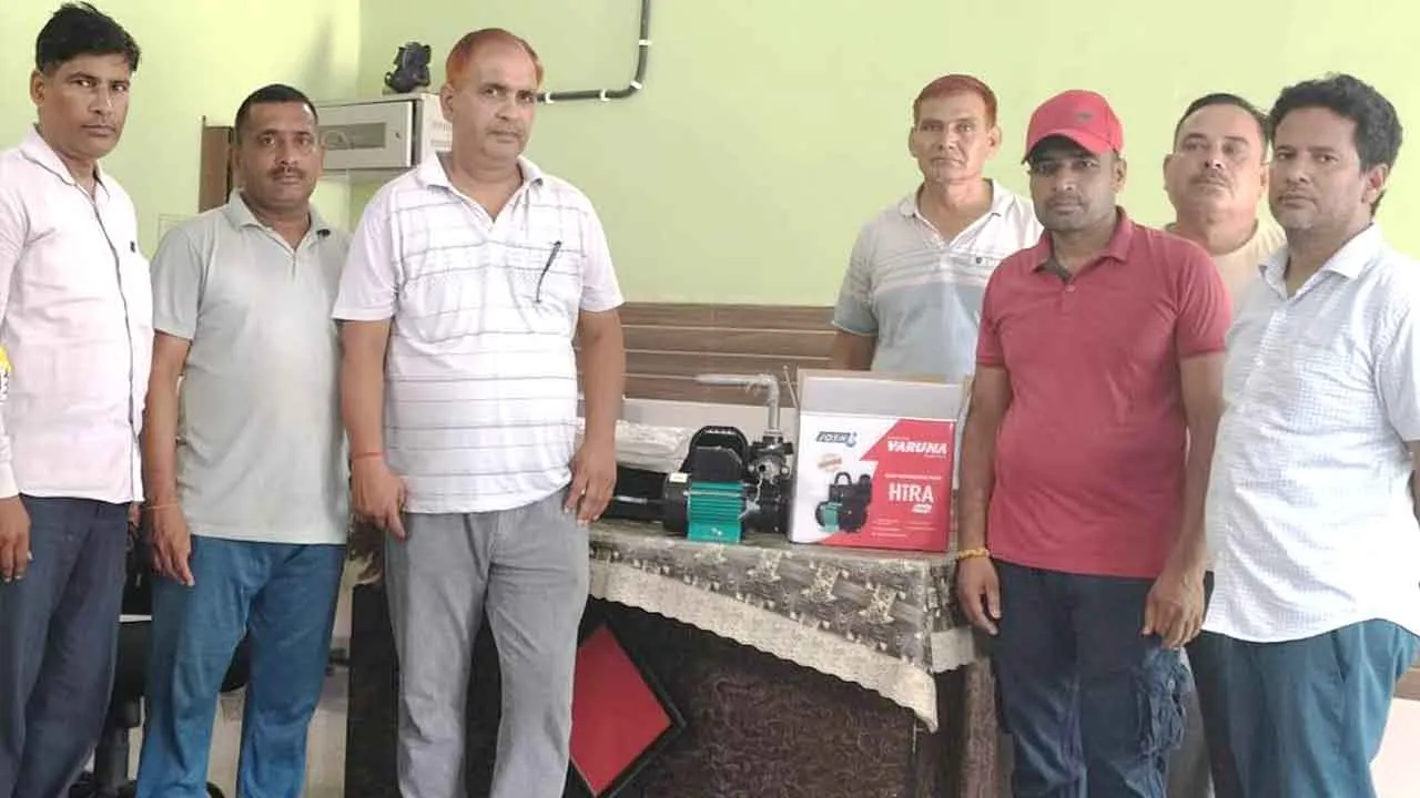 समाजसेवी सुशील कुमार सरकारी स्कूल में दान की पानी की मोटर