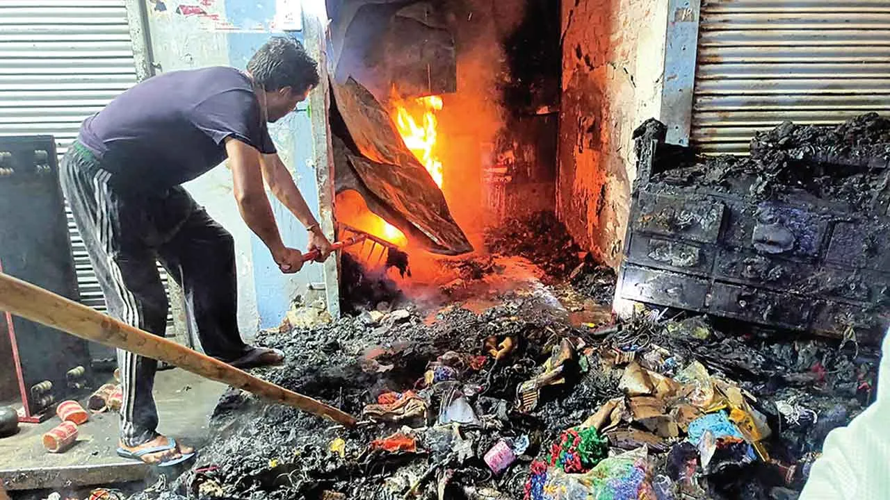 Fire: लहरागगा में दुकान में लगी आग, लाखों का नुक्सान