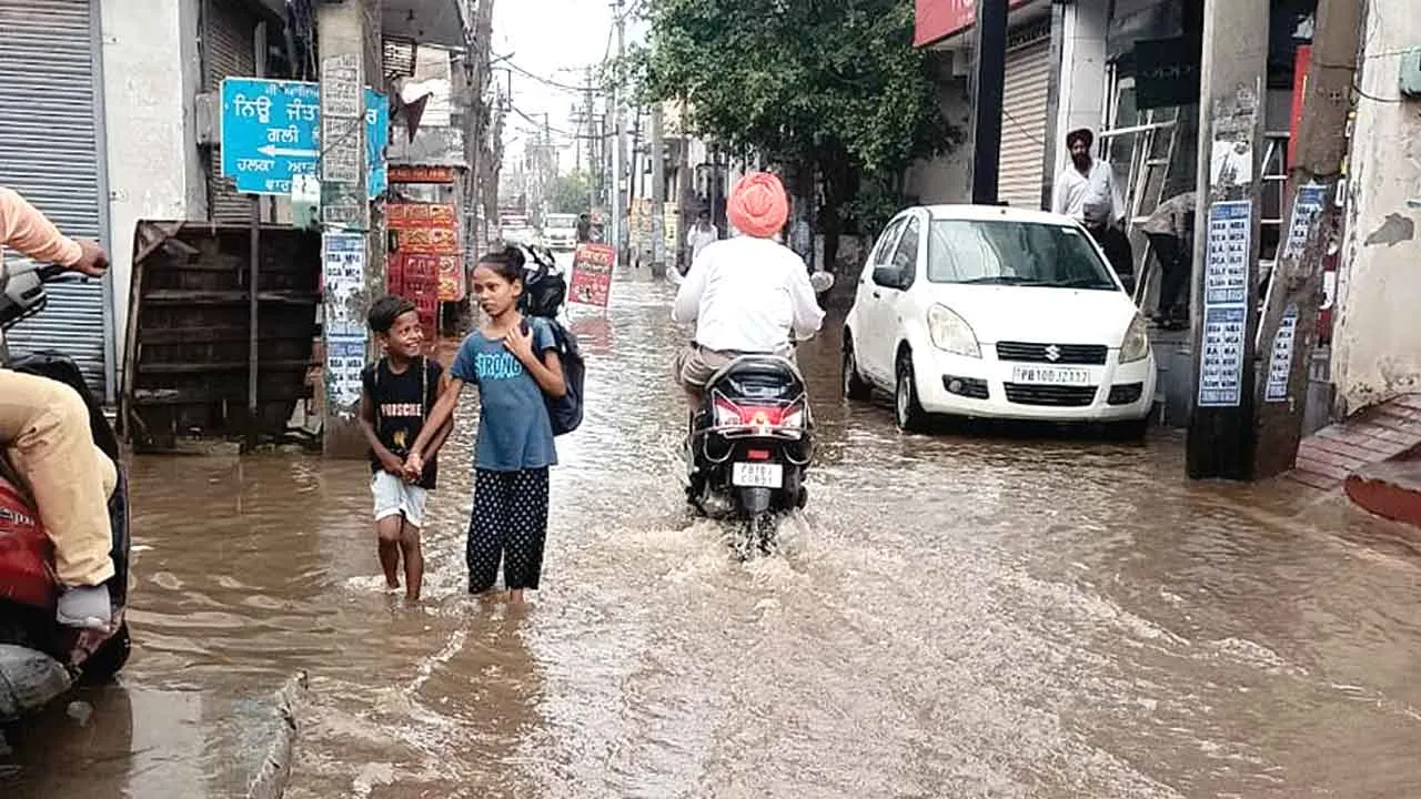 Heavy Rain News: भारी बरसात से मौसम हुआ सुहावना, उमस से मिली राहत