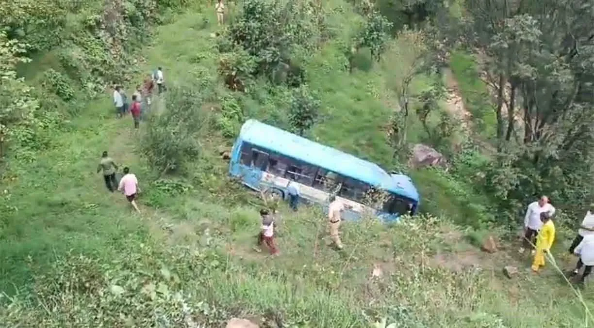 Mandi bus accident 2025: हिमाचल के मंडी में बस खाई में गिरी, सात की मौत, सीएम ने जताया दुख