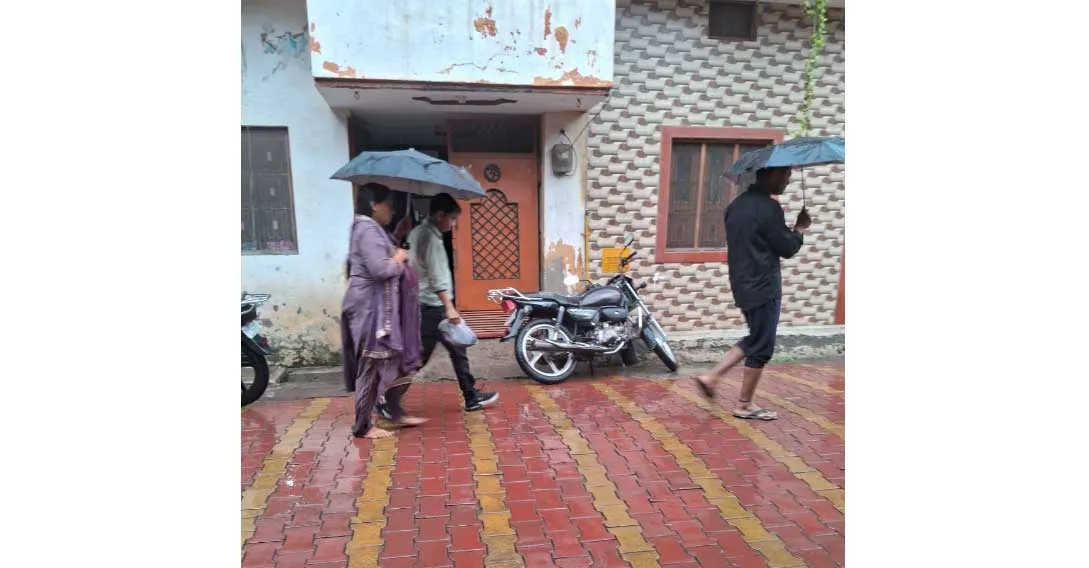 मुजफ्फरनगर में सुबह-सुबह बदला मौसम का मिजाज, हल्की फुहारों के बीच श्रद्धालु छाता लेकर मंदिरों की ओर बढ़े