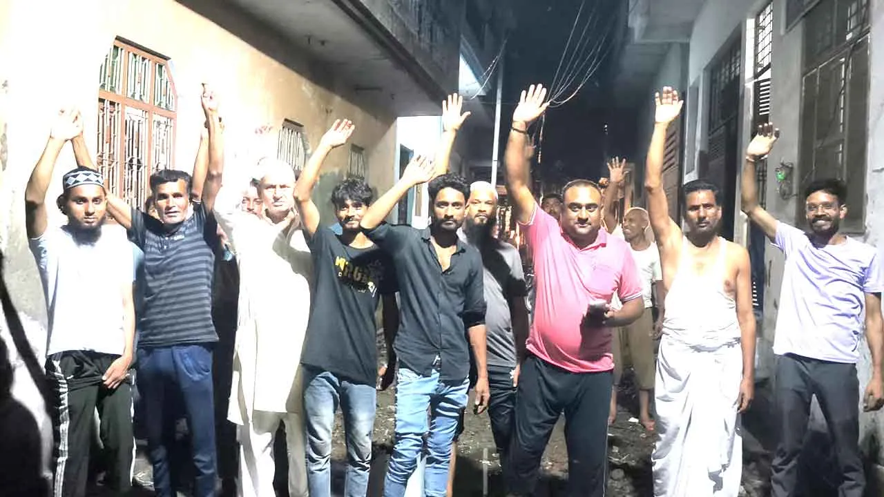 निवासियों की मुसीबत बना बारिश का जलभराव, केवलपुरी साकेत, जसवंतपुरी और आसपास के क्षेत्र बेहाल