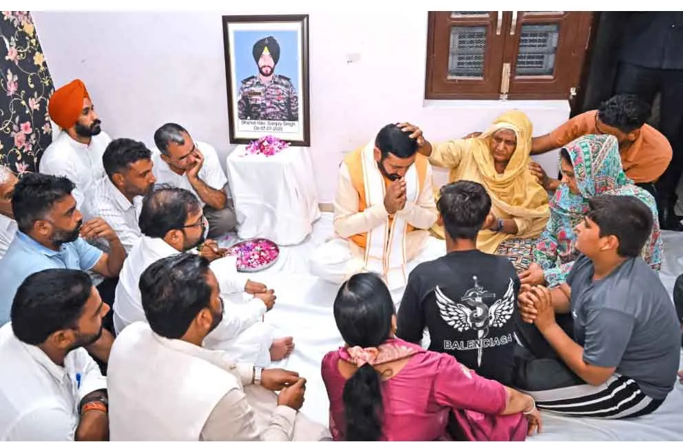 कैथल पहुंचे मुख्यमंत्री नायब सिंह सैनी ने शहीद जवान संजय सिंह को दी श्रद्धांजलि