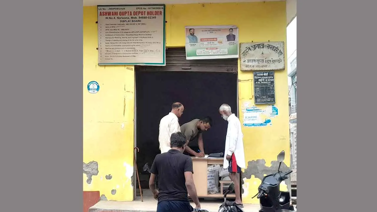 Ration Depot News: सरकारी डिपो बना मनमानी का अड्डा! ₹13.50 प्रति किलो की चीनी 15 से 20 रुपए में, विरोध करने पर बदसलूकी