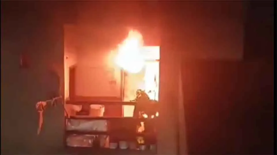 Noida Fire: चार मंजिला घर में लगी भीषण आग, 100 लोग छत पर फंसे!