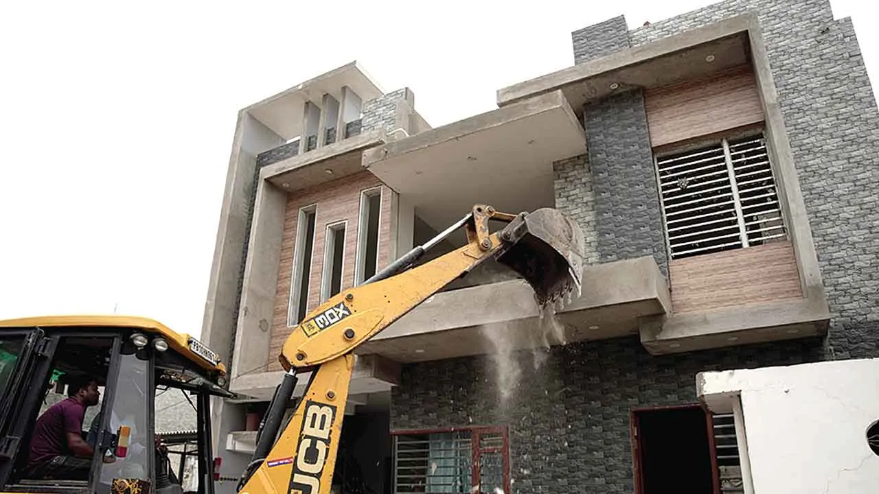 Bulldozer Action: नशा तस्कर की जायदाद पर चला पीला पंजा