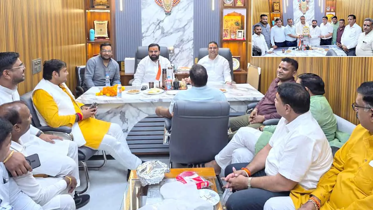 विकास गर्ग के कार्यालय पहुंचे भाजपा नेता अशोक गुर्जर, व्यापारियों ने किया भव्य स्वागत