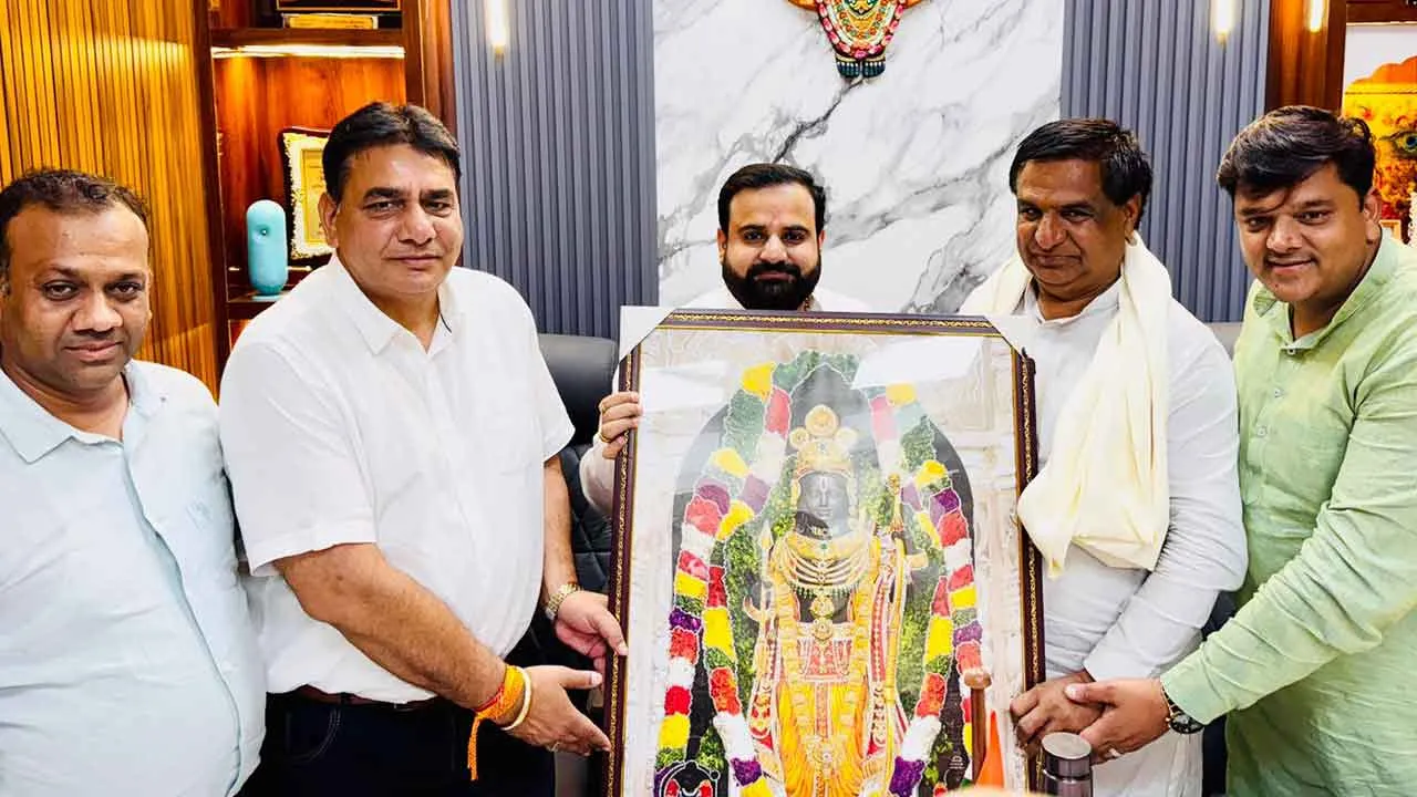 “व्यापारियों के हक में सदैव खड़ा रहूँगा पंडित जय भगवान शर्मा – विकास गर्ग के कार्यालय में हुआ भव्य स्वागत एवं सम्मान समारोह”
