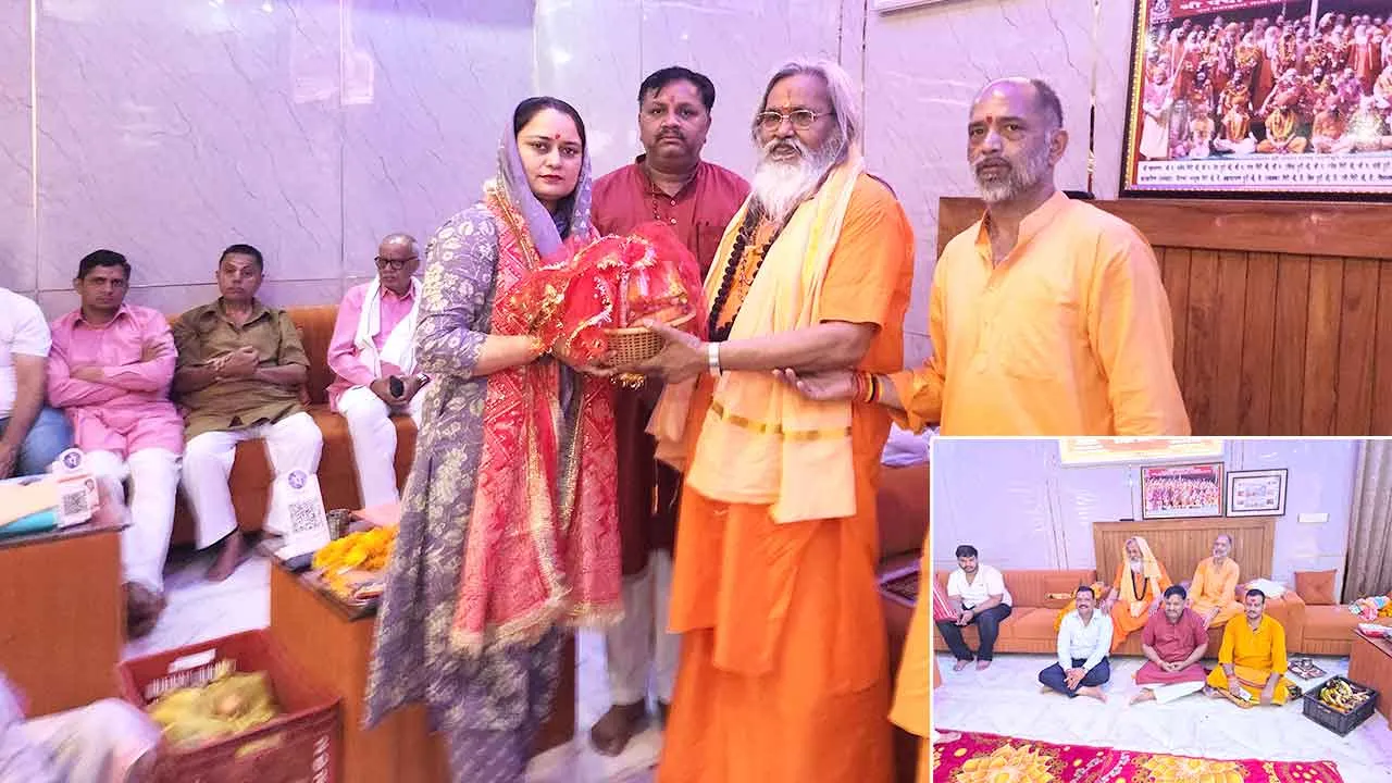 जीवन से अंधकार मिटाकर प्रकाश की दिशा दिखाता है गुरु: महंत विश्वनाथ गिरी
