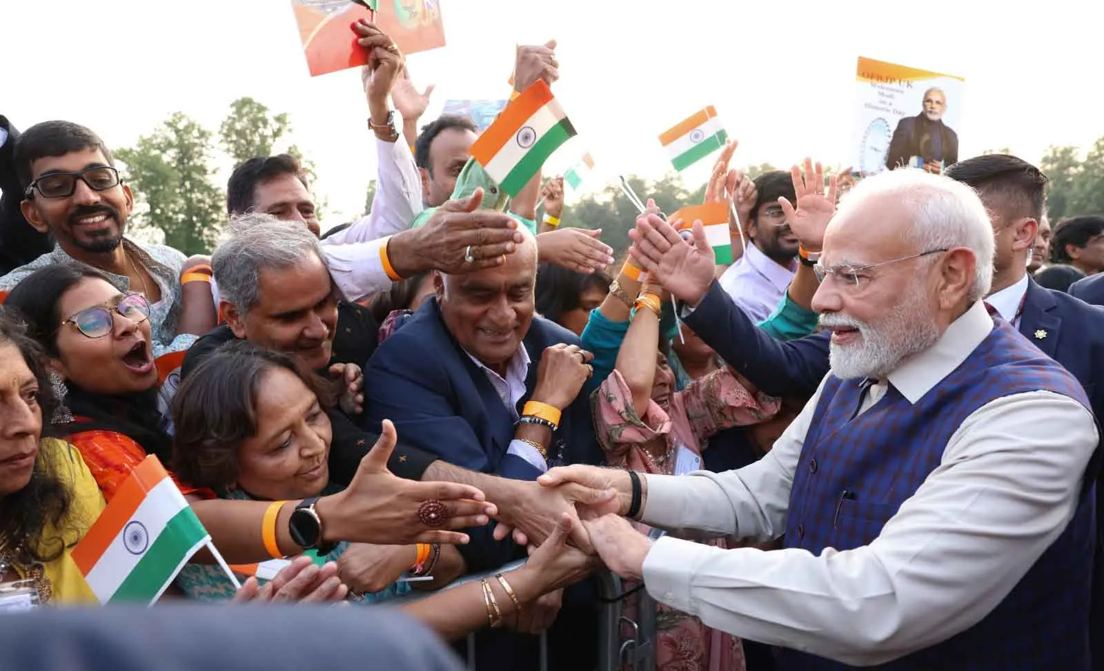 PM Modi UK visit: लंदन पहुंचे प्रधानमंत्री नरेंद्र मोदी, प्रवासी भारतीयों ने किया भव्य स्वागत