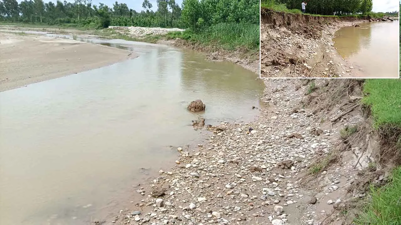 कई एकड़ जमीन सिंचाई विभाग व एजेंसी की लापरवाही की वजह से नदी के बहाव में बह गई…