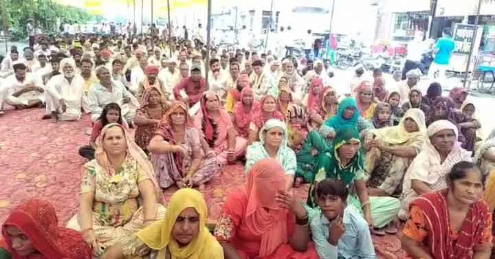 Protests: स्मार्ट मीटर लगाने के विरोध में जिला कलक्ट्रेट के समक्ष प्रदर्शन