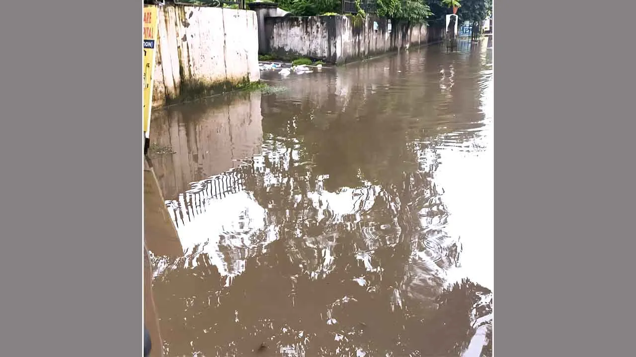 बरसाती नाला बंद होने से जल मग्न हुआ छछरौली