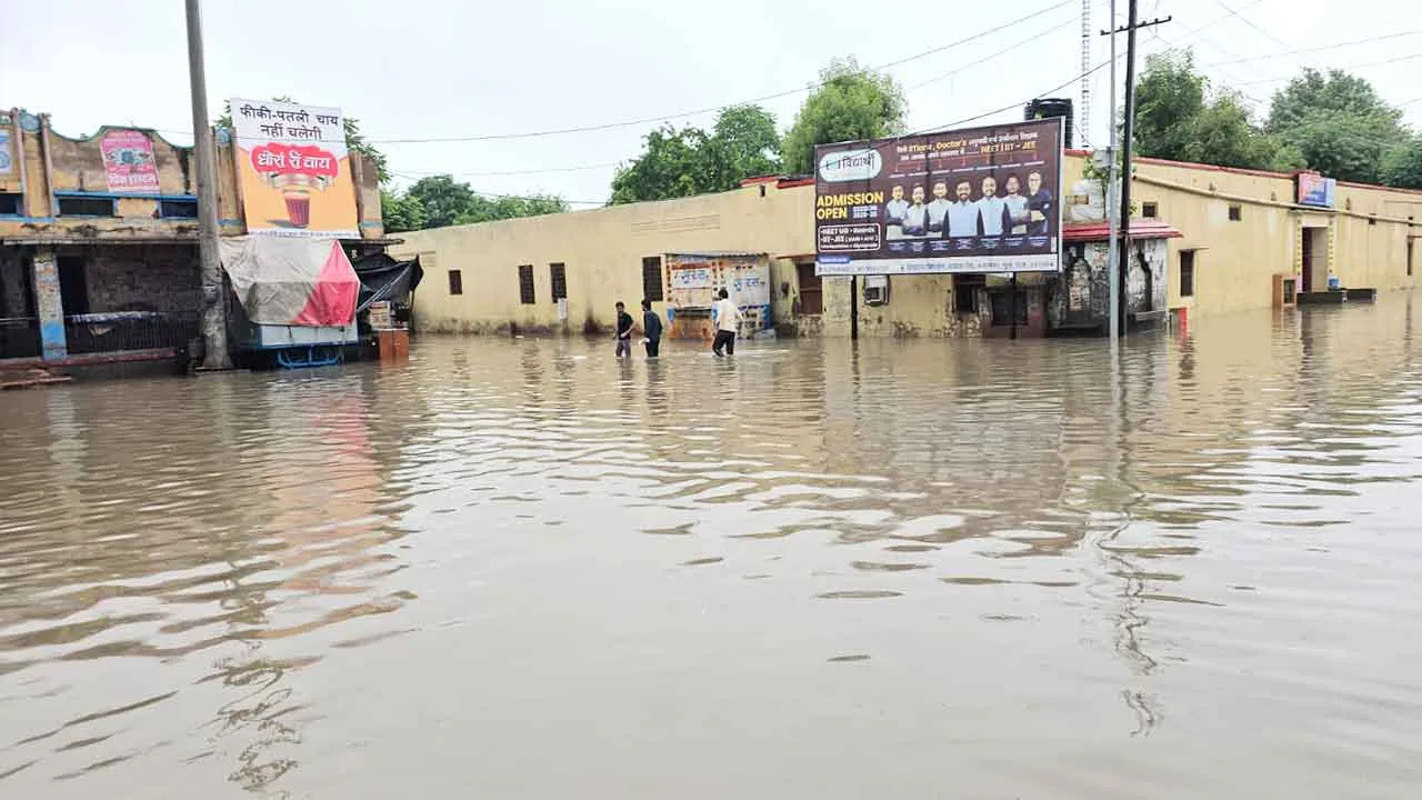 Rain News: तारानगर में मूसलाधार बारिश सड़कें बनी नहर