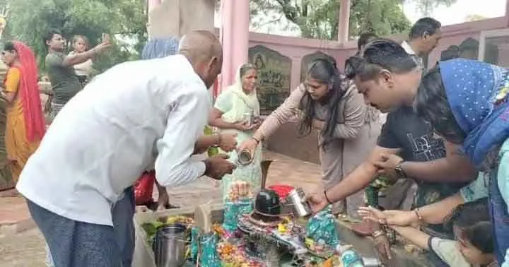 Sawan 2025: सावन के पहले सोमवार पर मंदिरों में उमड़े भक्त