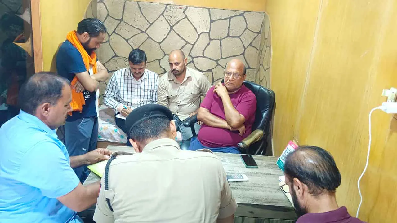 CM Flying Raid: सीएम फ्लाइंग और सीआईडी की संयुक्त टीम ने अनाज मंडी में की छापेमारी