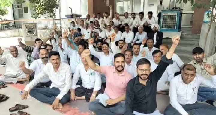 Hanumangarh: कैडर पुनर्गठन नहीं किए जाने से न्यायिक कर्मचारी नाराज