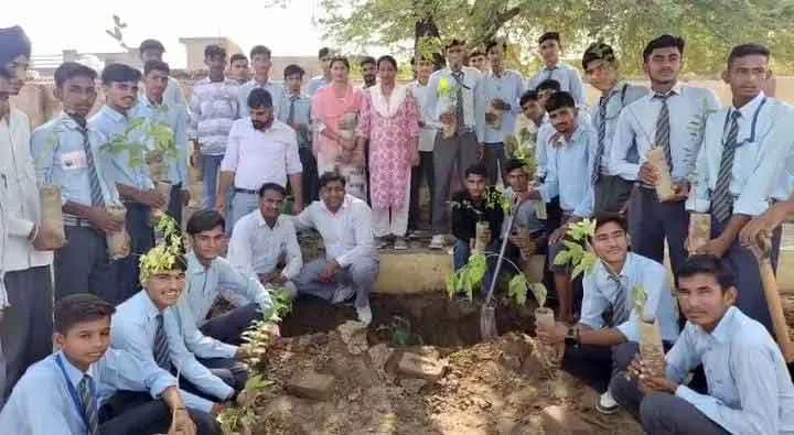 Tree Plantation: प्रत्येक विद्यार्थी के हाथों लगवाए दस-दस पौधे