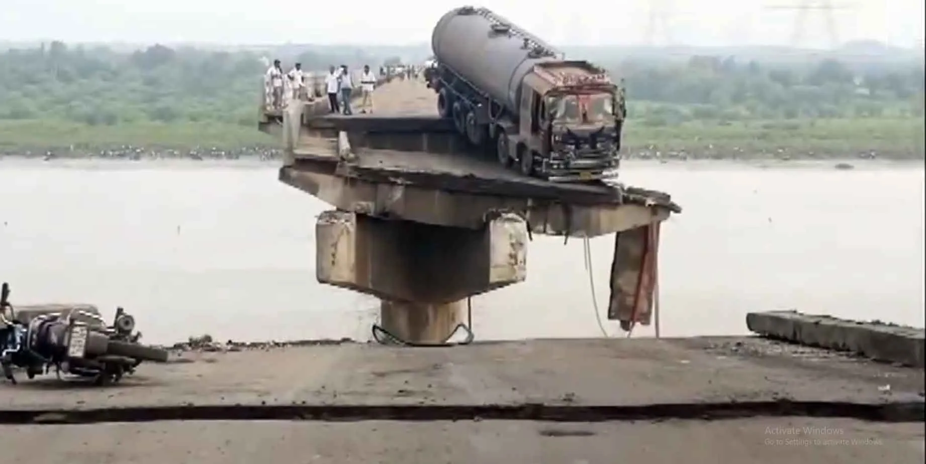 Vadodara Bridge Collapse: गुजरात में पुल ढहने की भीषण घटना, 9 लोगों की मृत्यु, सीएम ने किया मुआवजे का ऐलान