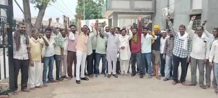 अपनी ही यूनियन के प्रधान के खिलाफ खोला मोर्चा