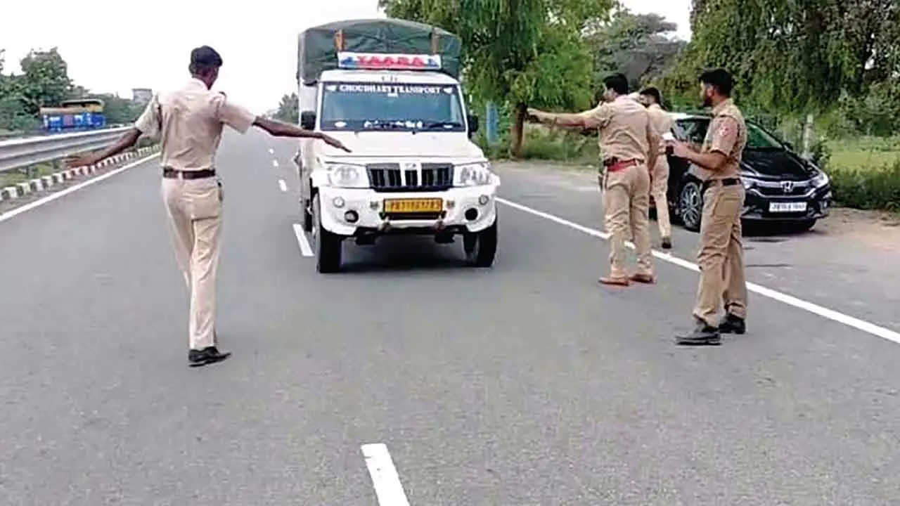 पिकअप ड्राइवर ने की पुलिस नाका तोड़कर भागने की कोशिश, किया काबू