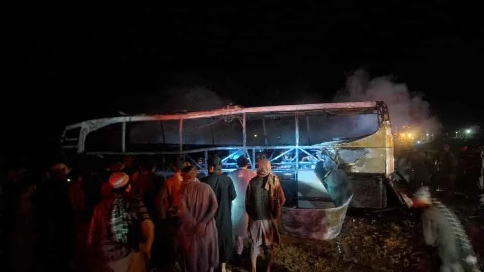 Afghanistan Road Accident: अफगानिस्तान भीषण बस हादसे में 64 शरणार्थियों की मौत, मृतकों में महिलाएँ और बच्चे शामिल