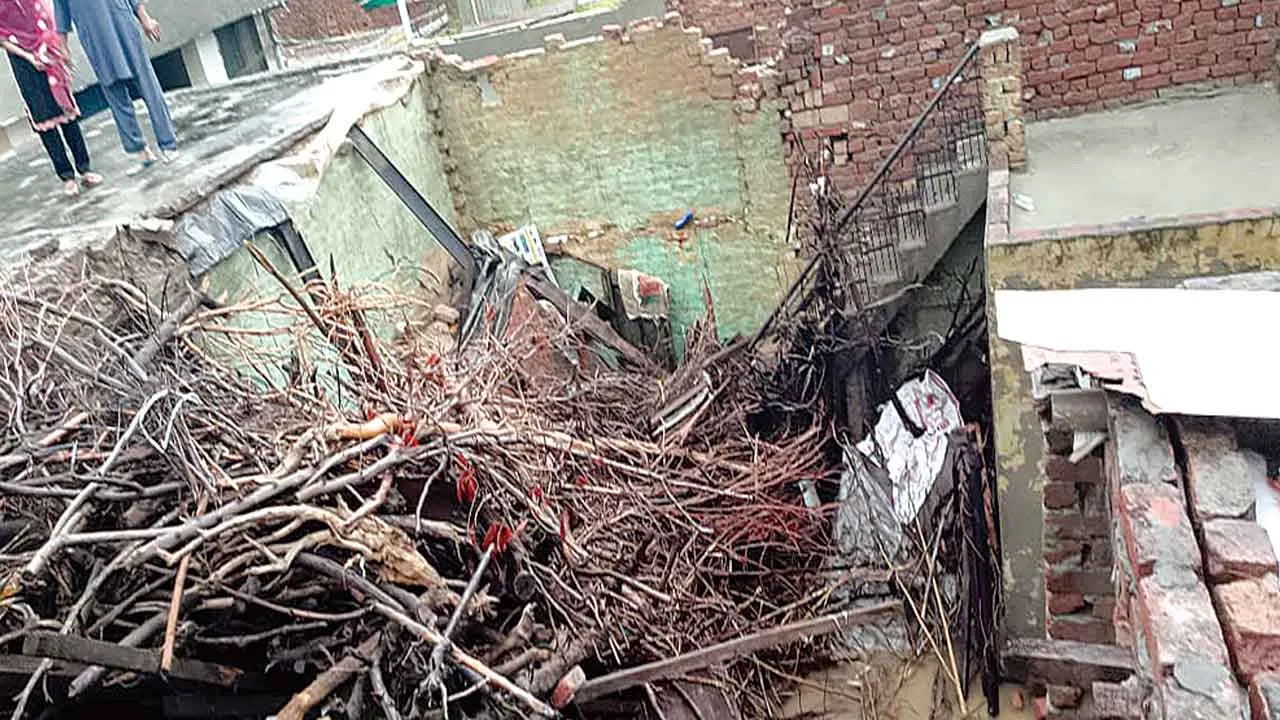 Houses Collapsed: भारी बारिश ने बरनाला में बरपाया कहर, कई घरों की छतें गिरीं, भारी नुक्सान