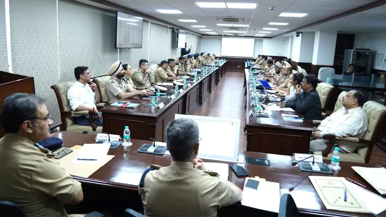 Chandigarh Police: चंडीगढ़ पुलिस मुख्यालय में हुई उच्चस्तरीय समीक्षा बैठक