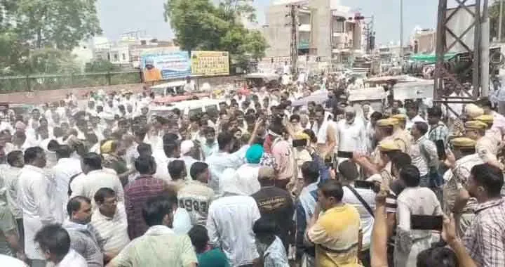 Chappal march against Discom: विधायक के नेतृत्व में डिस्कॉम के खिलाफ चप्पल मार्च