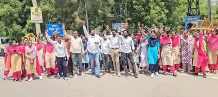 College student Protests: कॉलेज स्टूडेंट ने की आरोपी को फांसी देने की मांग