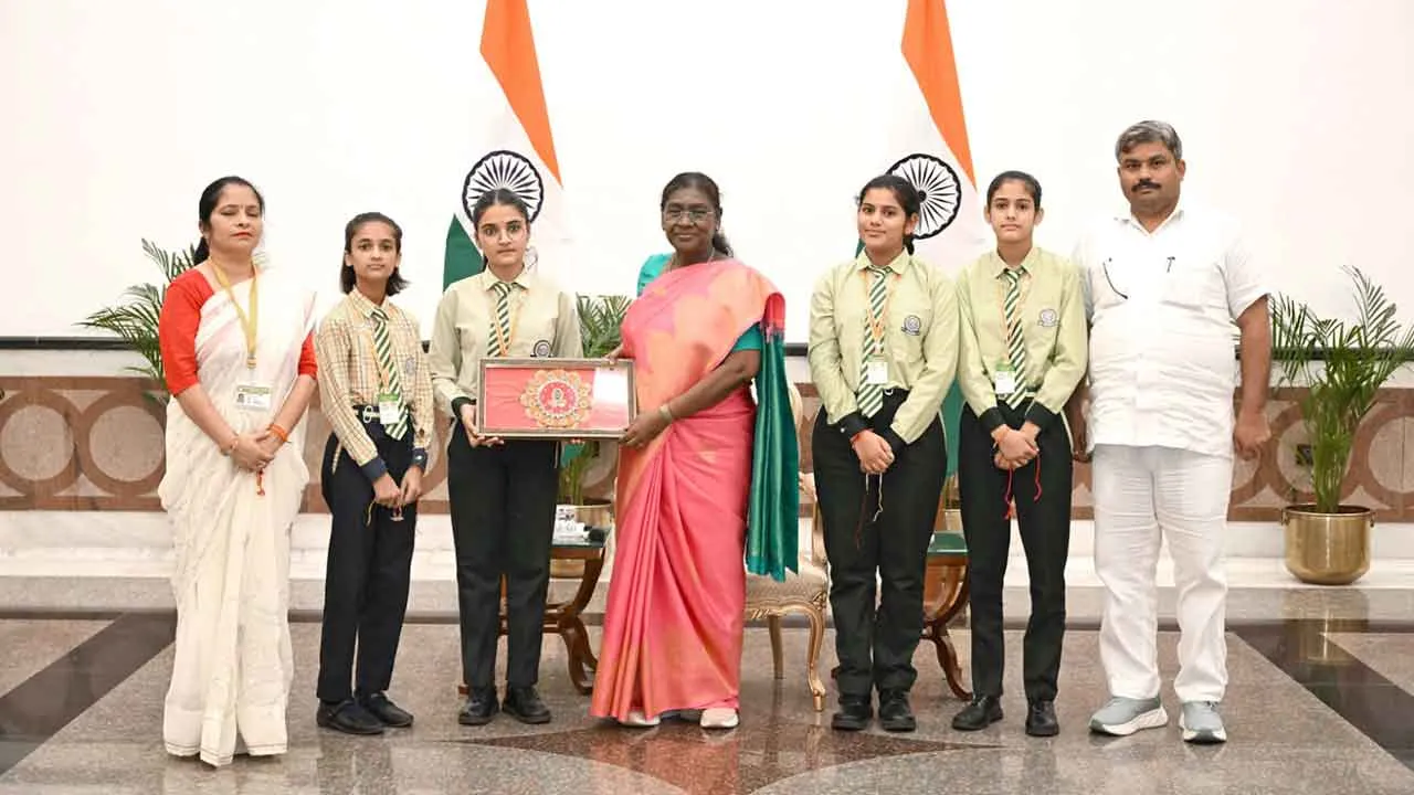 रक्षाबंधन पर श्रीराम पब्लिक स्कूल दोघट की छात्राओं ने राष्ट्रपति महोदया को बांधी राखी