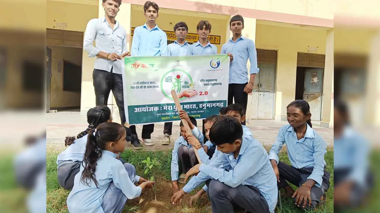 विद्यार्थियों ने लगाया ‘एक पेड़ मां के नाम’