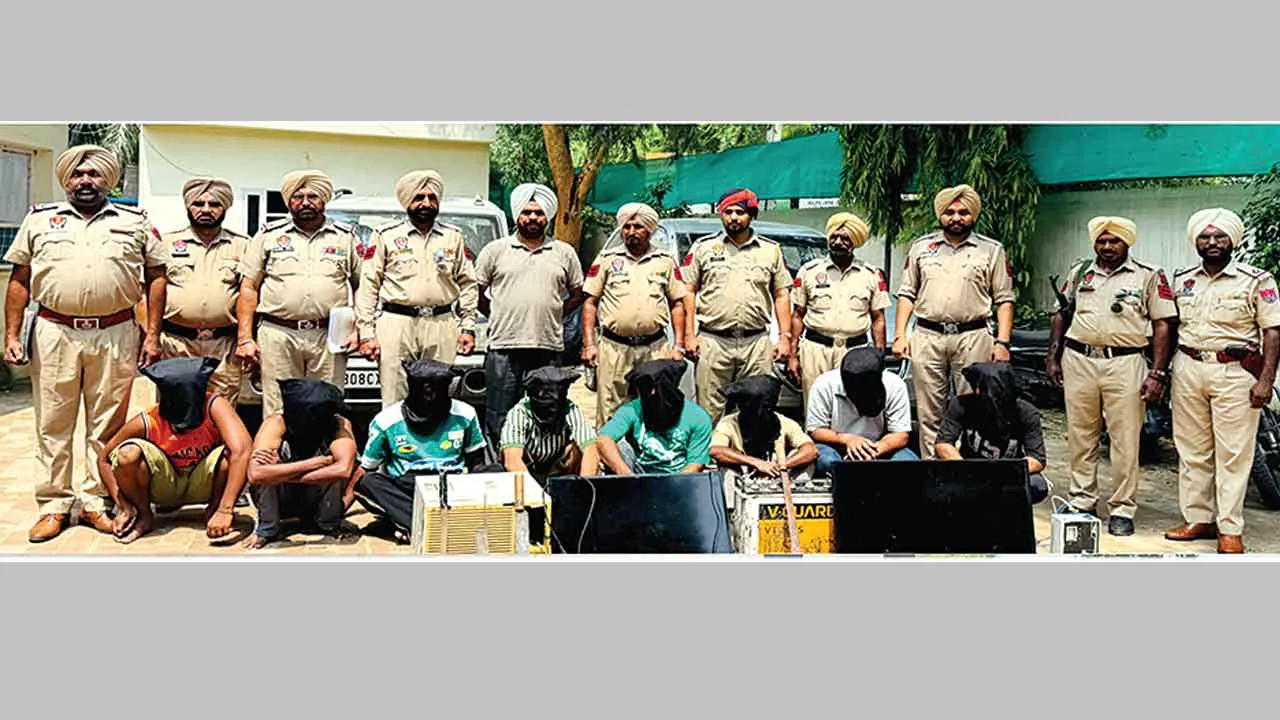 Thief Arrested: आठ आरोपी चोरी के सामान सहित काबू