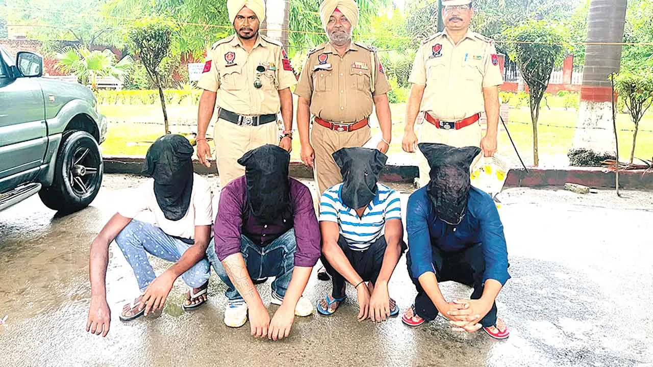 4 आरोपी हथियारों सहित गिरफ्तार