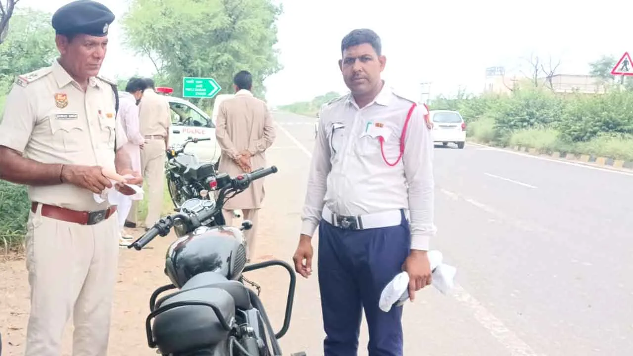 Bullet Bike Challan: बुलेट बाइक के मोडिफाइड साइलेंसर पर ट्रैफिक पुलिस की कार्रवाई, 15 हजार जुर्माना
